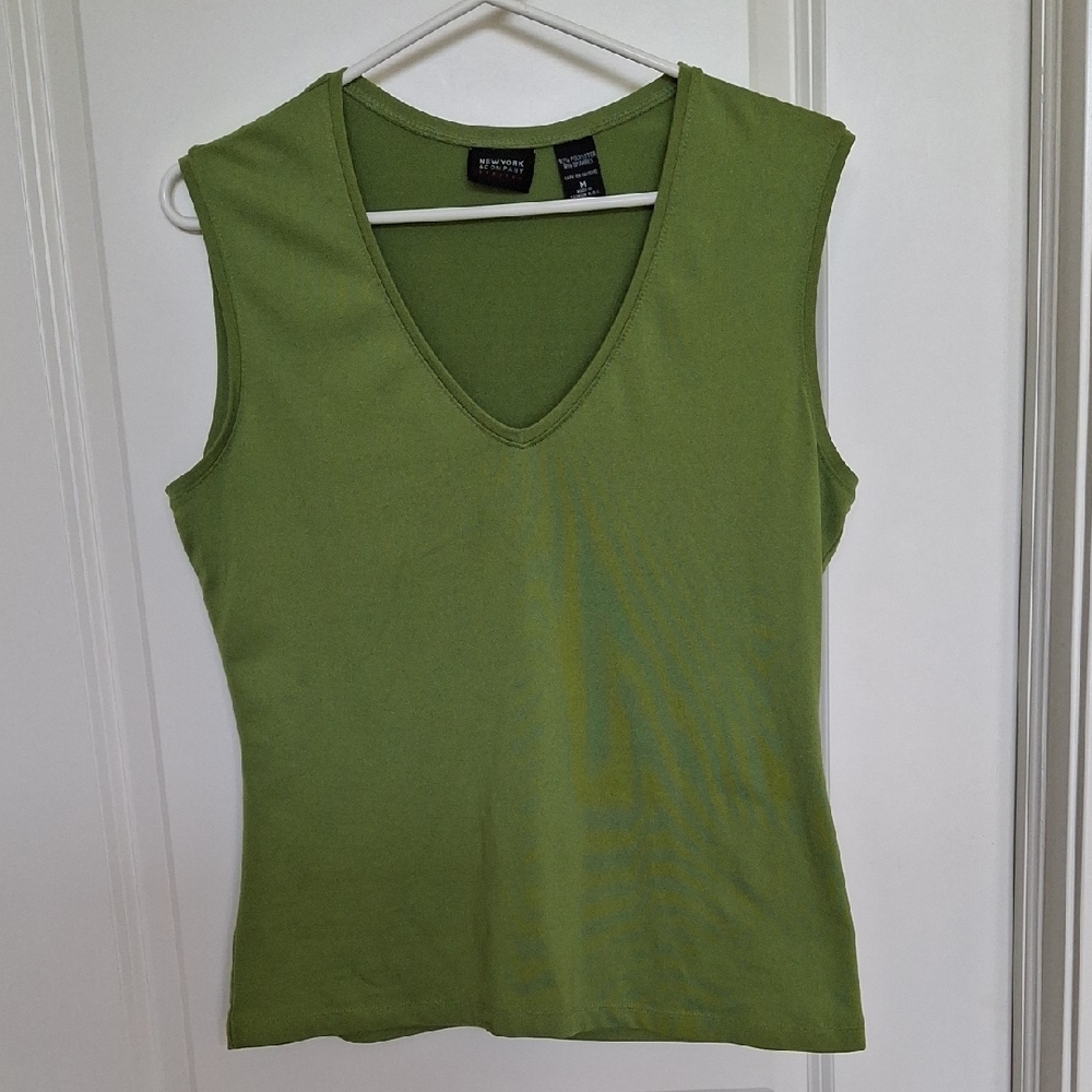 New York & Company Sleeveless V-Neck Tank Top Size M Bright Green EUC Stretch